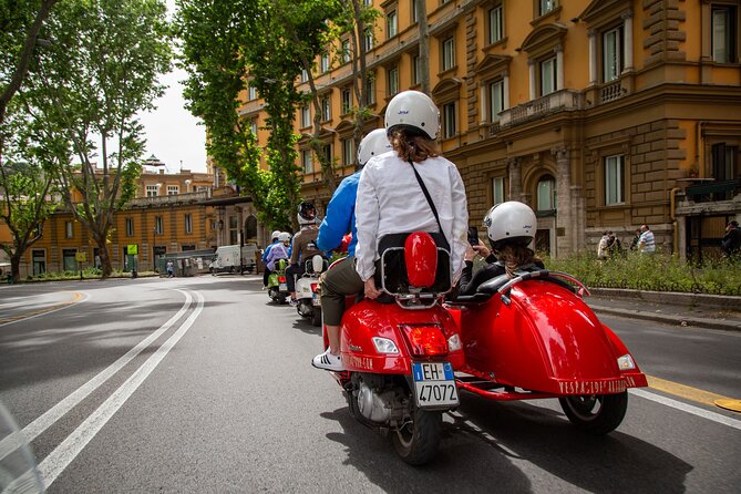 2h Xmas Lights Panoramic Vespa Sidecar Tour - St. Peter’s Square after dark