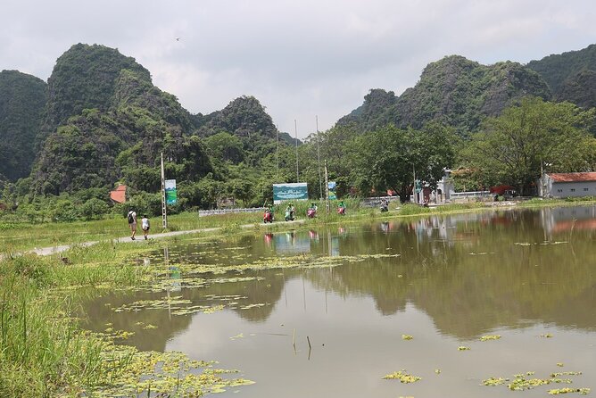 Hoi An Vespa Tour Rural Villages Experience - Tra Que Vegetable Village and local craft work
