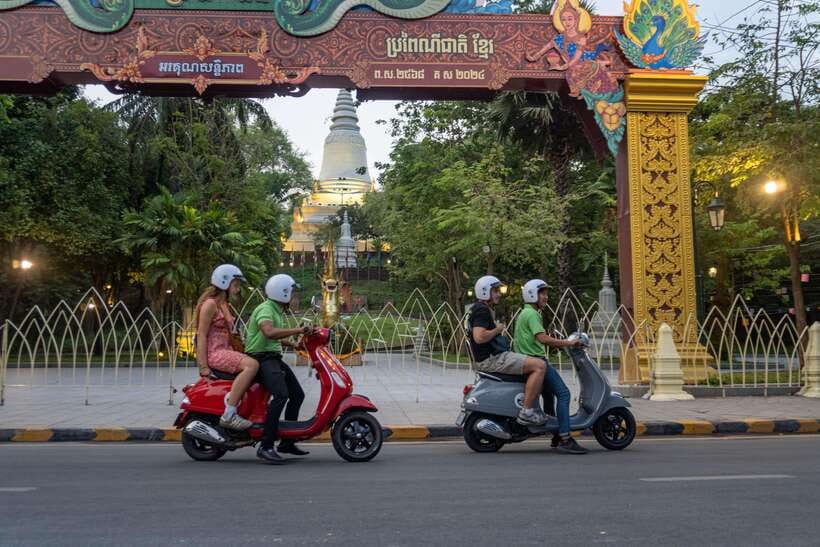 Phnom Penh: City & Silk Island Haft Day or Full Day Tour - Independence Monument and Phnom Penh’s modern story