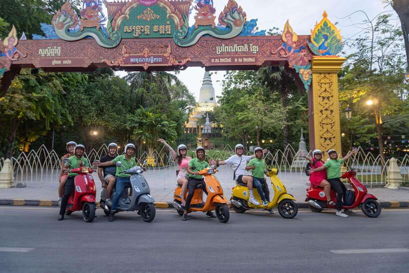 Phnom Penh: City & Silk Island Haft Day or Full Day Tour - Markets, local snacks, and everyday work