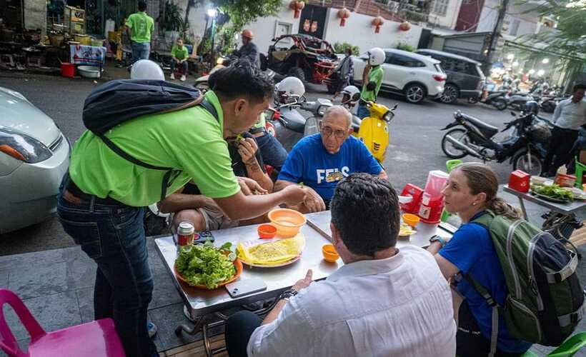 Phnom Penh Evening Food Tour -On Promotion Price limit Offer - Royal Palace surroundings and Independence Monument