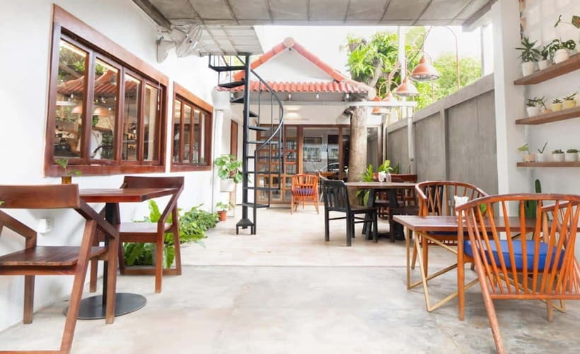 Phnom Penh: Morning Foodie, Market Walking & Street Art Tour - Central Market shows how Phnom Penh shops and eats