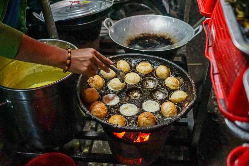 Phnom Penh Night Foodie Vespa Tour / Tuk Tuk Available - Independence Monument and the Royal Palace