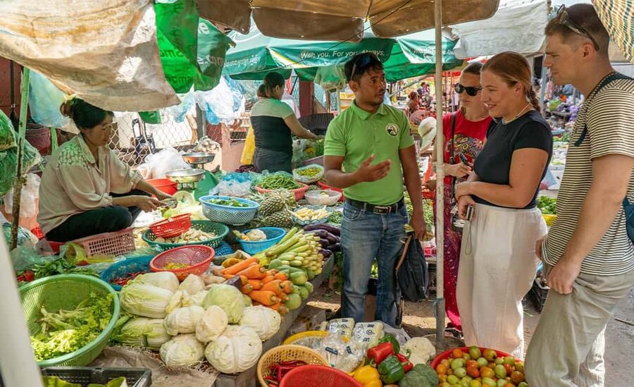Phnom Penh: Walking Tour, Food Tour & Sunset Cruise - Wat Ounalom and Phnom Penh’s Buddhist center