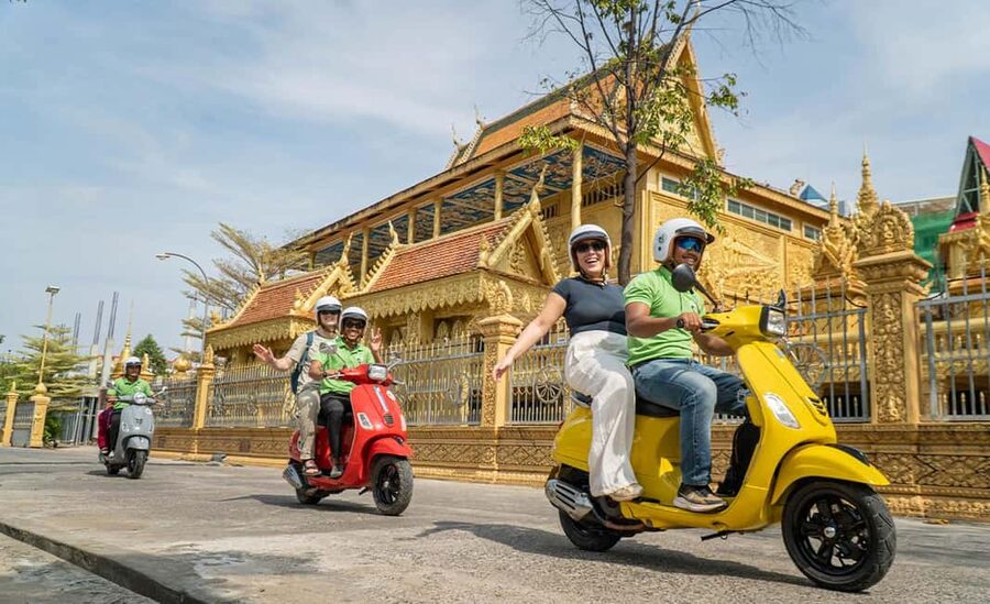 Phnom Penh: Walking Tour, Food Tour & Sunset Cruise - Wat Phnom and the story of Lady Penh