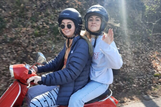 Private Tuscany Vespa Tour - Getting comfortable on an automatic Vespa