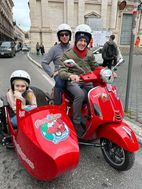 Rome 1.5 hours Private tour in Vespa Sidecar vintage style - Piazza Navona and the Pantheon