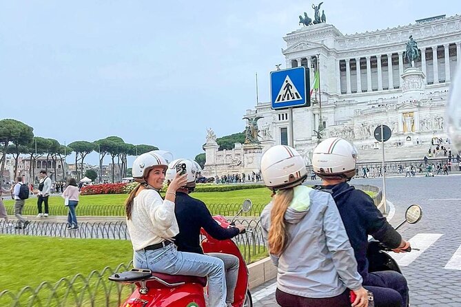 Rome by Vespa: Classic Rome Tour with Pick up - The guides make or break the experience