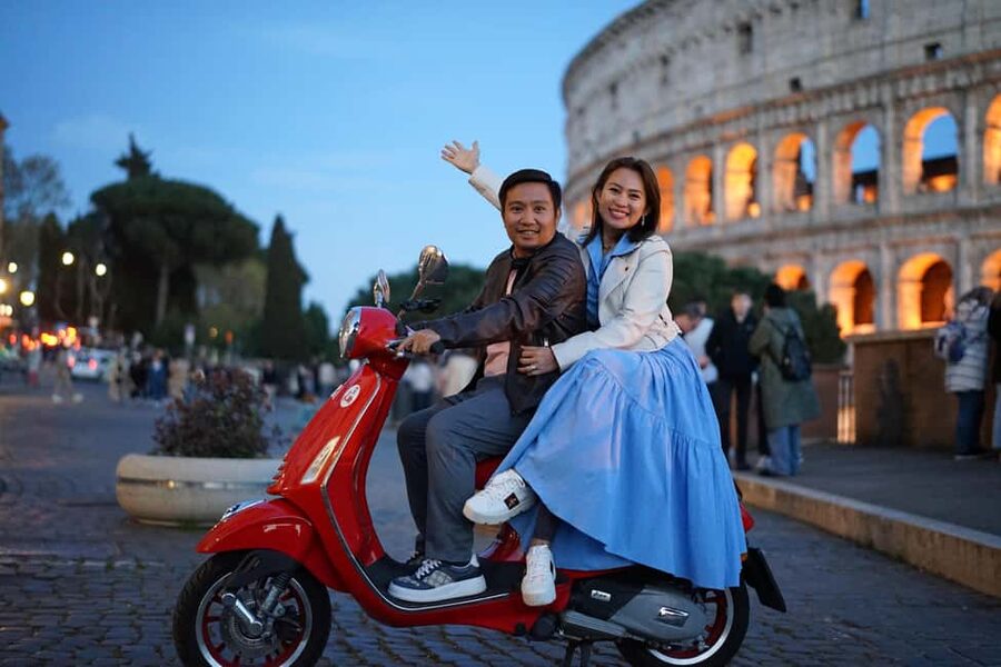 Rome: City Highlights Nighttime Vespa Photoshoot Jouney - A lively first look at Rome after dark