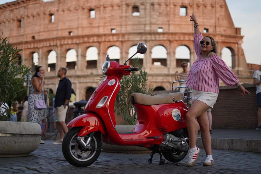 Rome: Night Photography service by Vespa with Aperol Spritz - The Acqua Paola Fountain