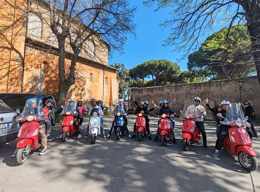 Rome on a Vespa – Photography Service - Passing through Trastevere by Vespa