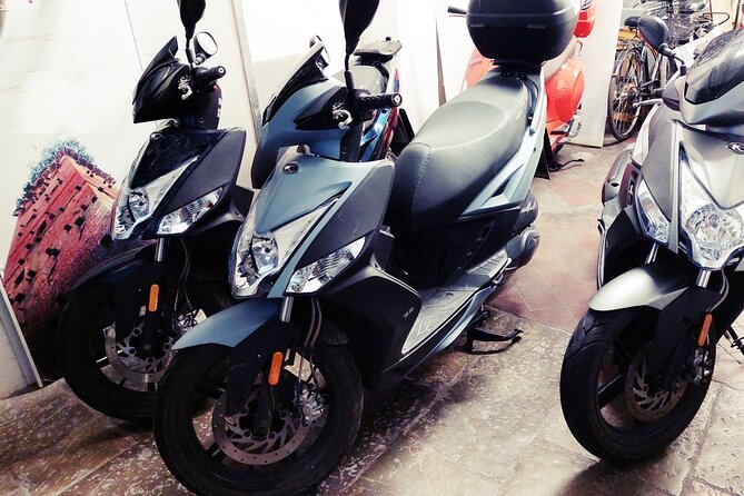 Vespa and Scooter Rental in Lucca - What the equipment adds to the price