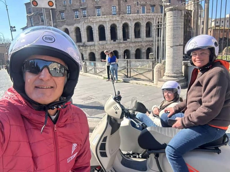 Vespa Sidecar Tour : Rome by Night - Piazza Venezia leads toward the Colosseum