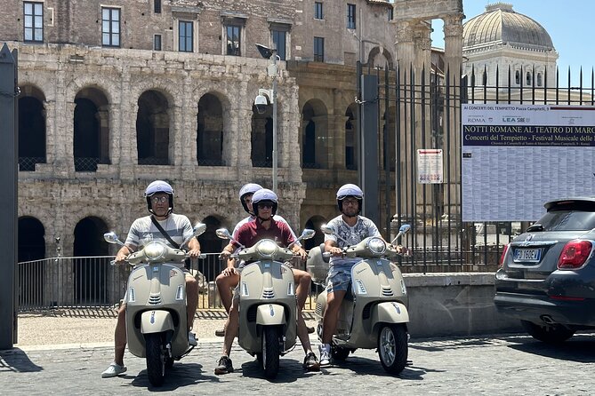 Vespa Tour Highlights of Rome - The Pantheon and Piazza Navona