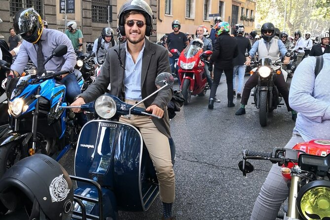 Vespa Tour in Rome with Nicolò - The Colosseum in a five-minute stop