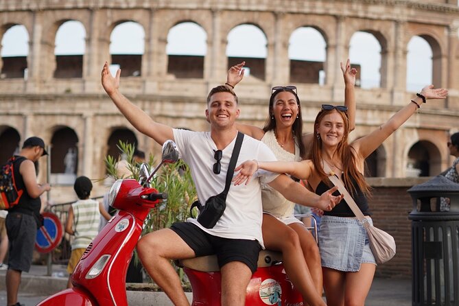 Vespa Tour in Rome with professional photographer - Piazza Navona with a tiramisu break