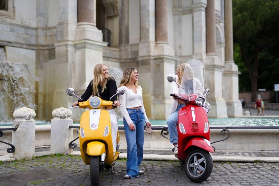 Vespa tour with Professional Photoshoot - Twenty minutes beside the Colosseum