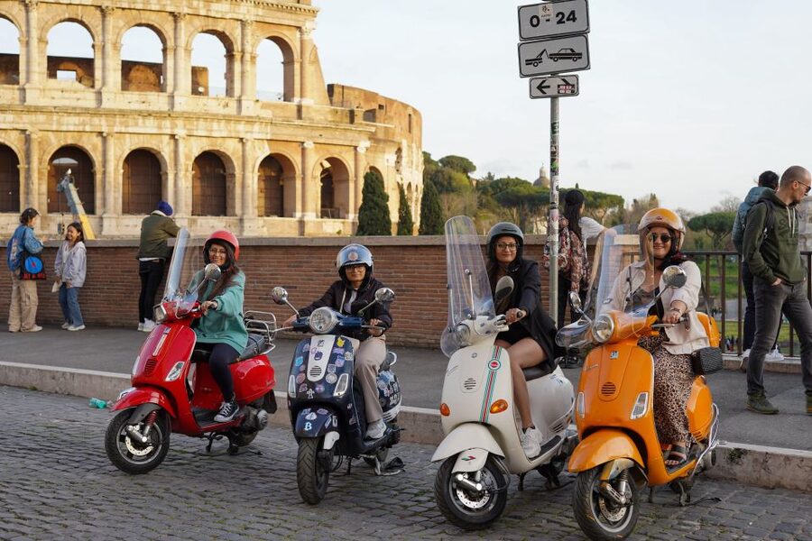 Vespa tour with Professional Photoshoot - Starting at Via del Colosseo, 31