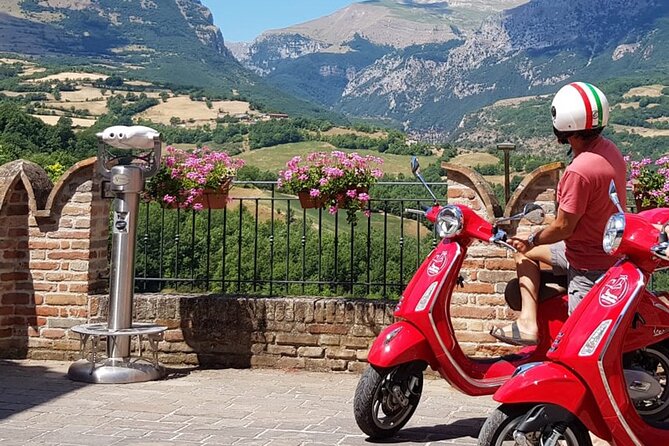 Vespa tour with written guide of Marche in Valdaso - Why a Vespa suits the Marche countryside