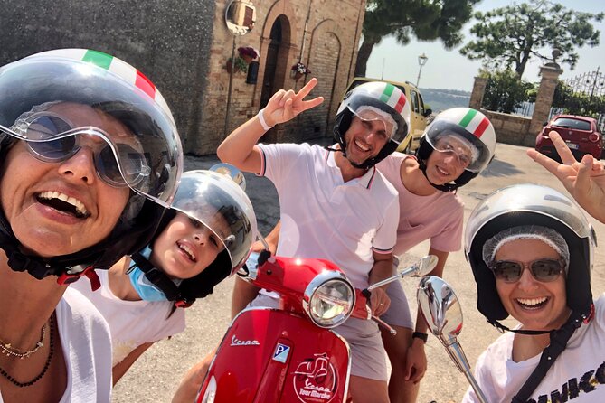 Vespa tour with written guide of Marche in Valdaso - Riding style, equipment, and navigation