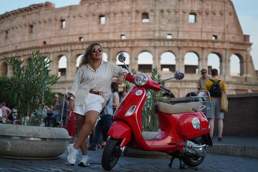 Vespa - Wine and Photography service in Rome - Colosseum photo stop, 15 minutes